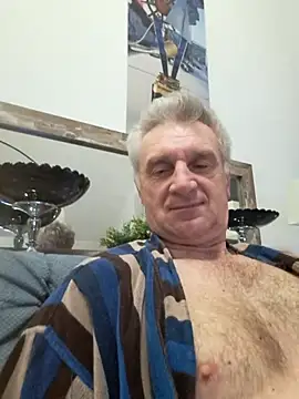 Snapshot of Vintermelon2 chatting on February 23, 7:09 am Vintermelon2 online show from February 23, 7:09 am