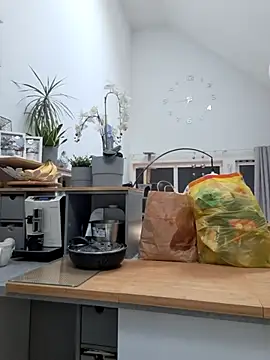 Snapshot of Vintermelon2 chatting on February 19, 7:49 am Vintermelon2 online show from February 19, 7:49 am