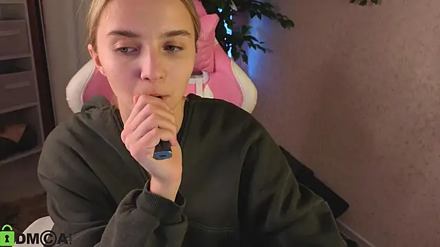 L1na Reeds online show from April 9, 1:18 am