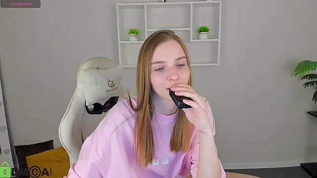 L1na Reeds online show from November 1, 6:08 am