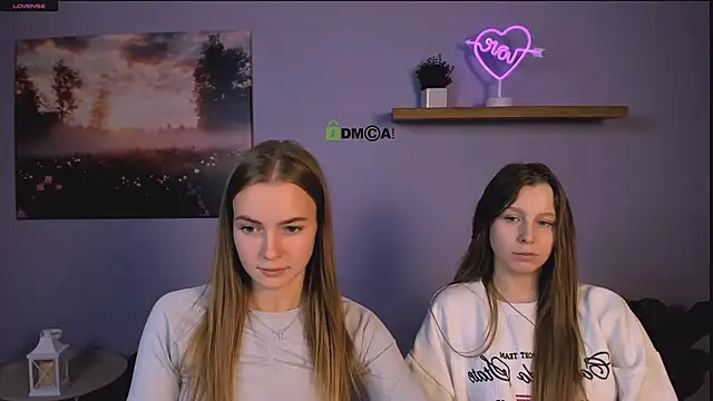 esme moore  online show from November 13, 10:08 am