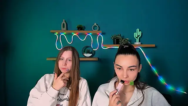 esme moore  online show from December 4, 9:30 am