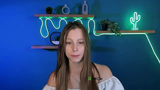 esme moore  online show from October 9, 8:48 am