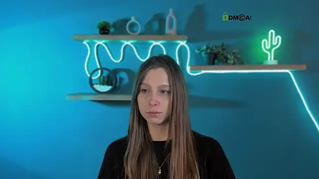 esme moore  online show from October 13, 8:05 am