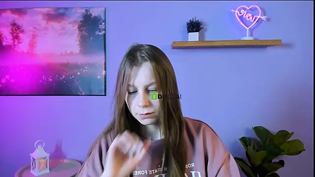 esme moore  online show from November 6, 9:46 am