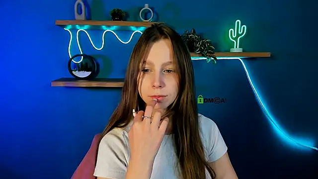 esme moore  online show from November 11, 9:48 am