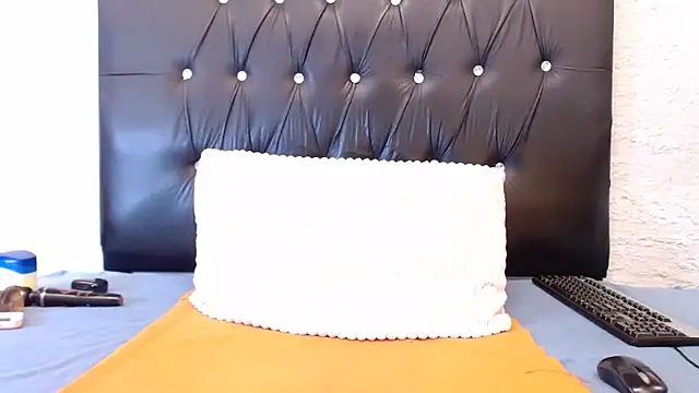 LadyBear2002 online show from April 10, 5:25 am