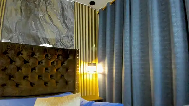 Nikki Vesper online show from April 12, 4:43 pm