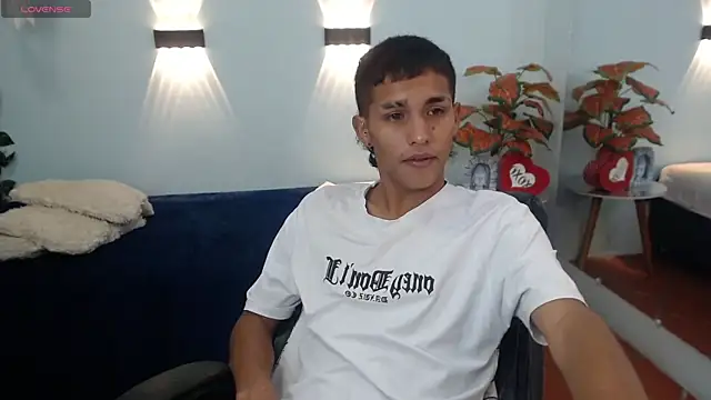 Snapshot of LiamBlack16 chatting on October 14, 1:01 pm LiamBlack16 online show from October 14, 1:01 pm