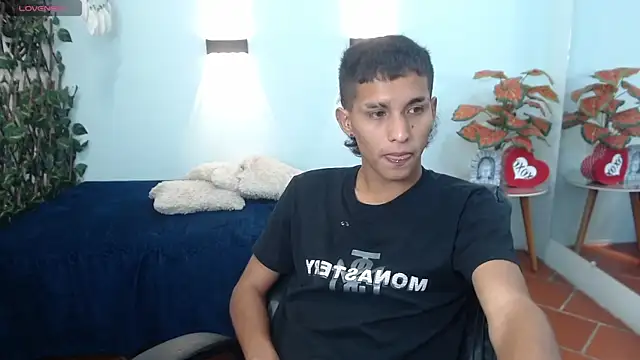 Snapshot of LiamBlack16 chatting on October 12, 1:34 pm LiamBlack16 online show from October 12, 1:34 pm
