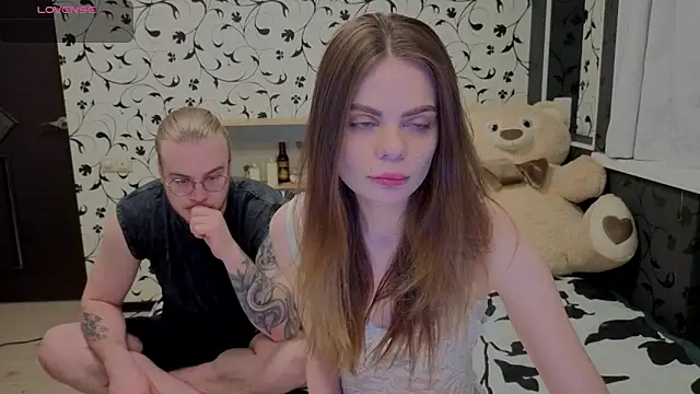 xAlisontiny online show from April 6, 9:05 pm