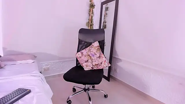 merlinda  online show from October 10, 12:39 pm