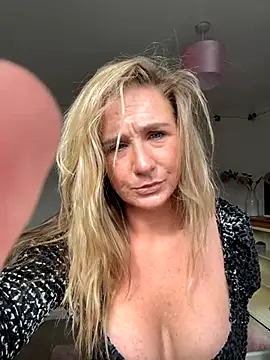 MimiMaee online show from October 9, 11:44 am