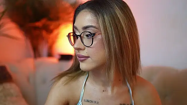 Snapshot of AileenKiss chatting on June 9, 8:21 pm AileenKiss online show from June 9, 8:21 pm