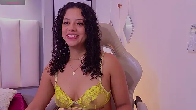 CamilaLevy online show from May 18, 12:32 pm