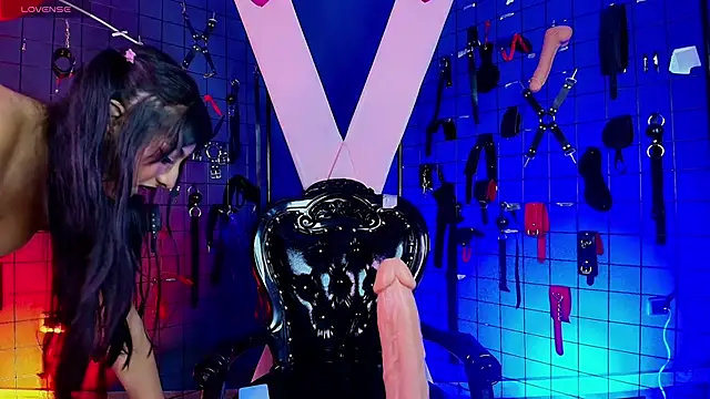 Snapshot of MrKiara_Queen_BDSM_ chatting on October 8, 12:39 pm MrKiara Queen BDSM online show from October 8, 12:39 pm