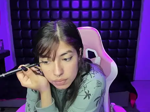 Violetta Swett  online show from December 5, 1:21 pm