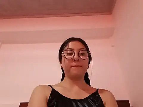 Snapshot of lil_mila chatting on October 22, 8:30 pm lil mila online show from October 22, 8:30 pm