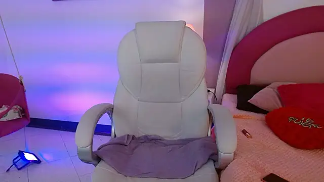 Suzy1  online show from March 8, 7:39 pm