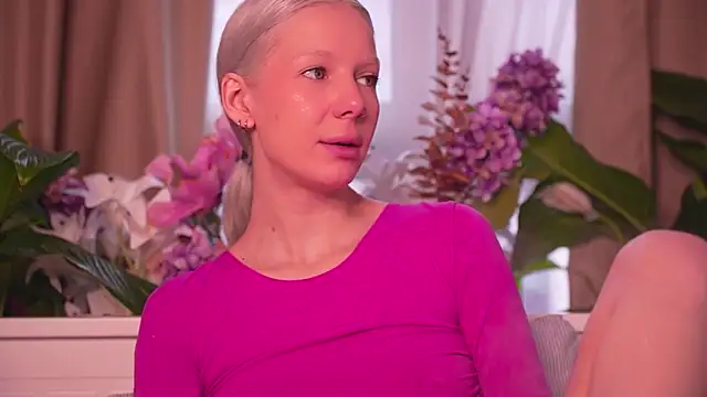 Snapshot of RanyThomson chatting on December 14, 11:05 am RanyThomson online show from December 14, 11:05 am