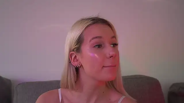 RanyThomson online show from April 18, 3:36 pm