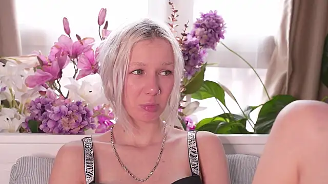 Snapshot of RanyThomson chatting on November 6, 1:26 pm RanyThomson online show from November 6, 1:26 pm