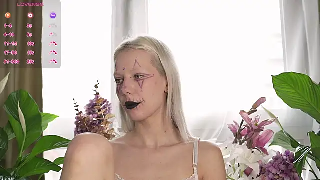 Snapshot of RanyThomson chatting on October 18, 8:05 am RanyThomson online show from October 18, 8:05 am