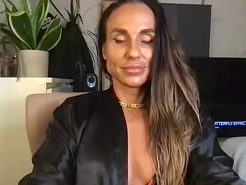 Snapshot of GluteQueenE chatting on October 16, 8:50 pm GluteQueenE online show from October 16, 8:50 pm