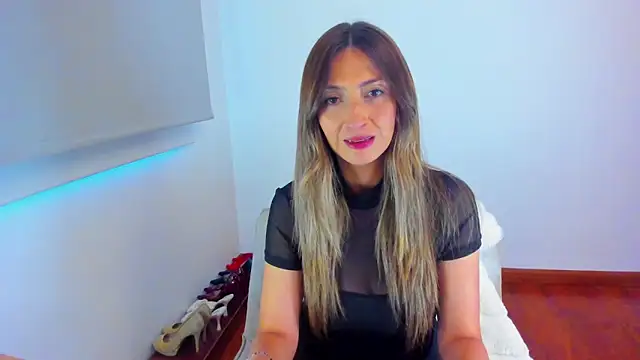 Snapshot of Velourmuse chatting on June 11, 11:02 pm Velourmuse online show from June 11, 11:02 pm
