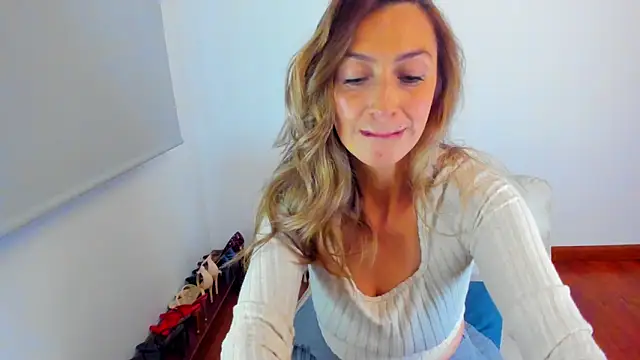Snapshot of Velourmuse chatting on June 19, 11:09 pm Velourmuse online show from June 19, 11:09 pm