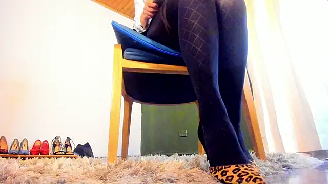 Snapshot of Velourmuse chatting on December 2, 1:28 am Velourmuse online show from December 2, 1:28 am