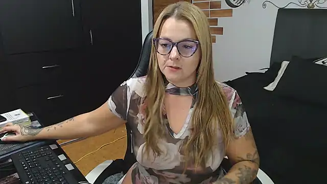 perlagoloza05 online show from December 15, 2:39 am