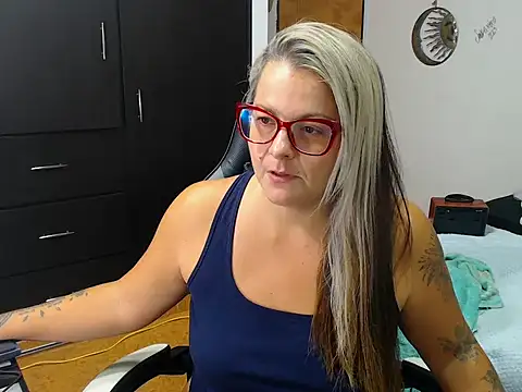 perlagoloza05 online show from October 16, 1:58 am