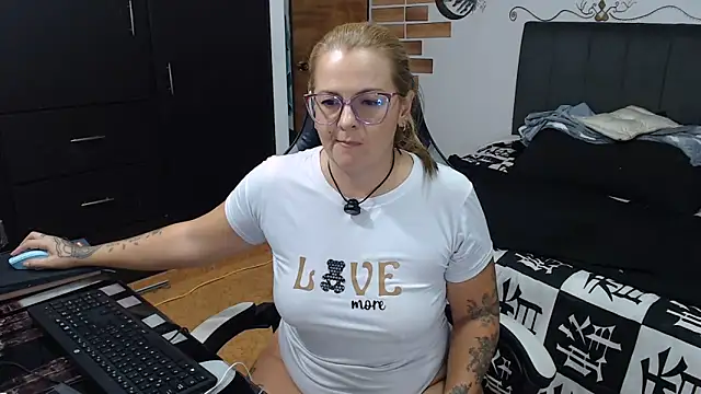 perlagoloza05 online show from July 1, 2:34 am