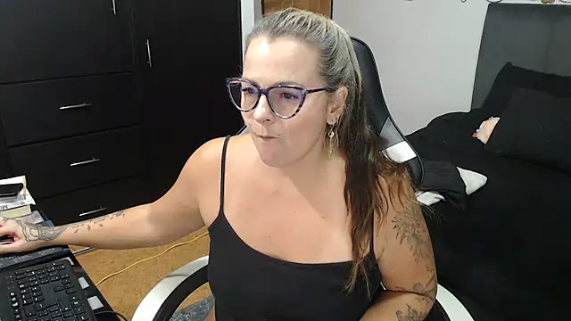 perlagoloza05 online show from November 9, 3:32 am