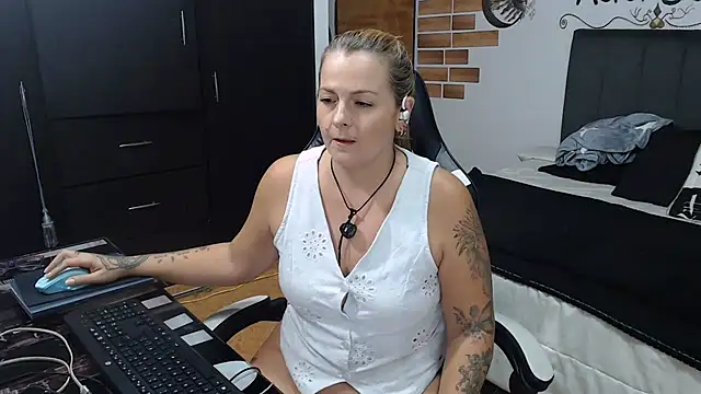 perlagoloza05 online show from June 21, 2:17 am