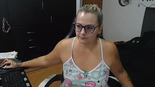 perlagoloza05 online show from November 11, 2:50 am