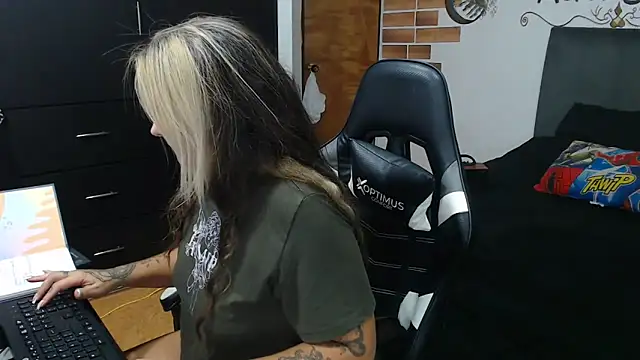 perlagoloza05 online show from November 12, 3:10 am