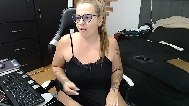 perlagoloza05 online show from February 18, 2:53 am