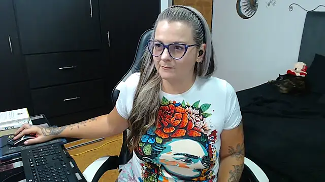 perlagoloza05 online show from October 28, 3:51 am