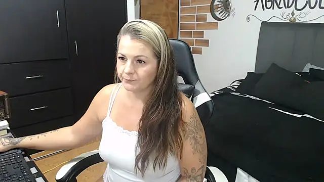 perlagoloza05 online show from November 14, 3:21 am