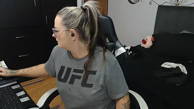 perlagoloza05 online show from November 10, 2:27 am