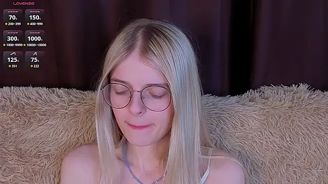 MonicaShiny online show from December 5, 9:01 pm