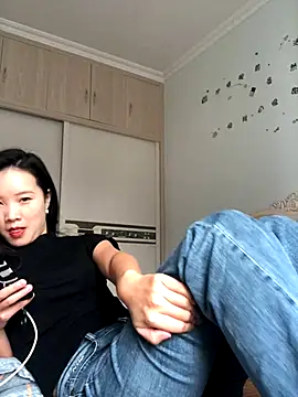 Snapshot of Mile-m chatting on October 12, 3:52 am Mile-m online show from October 12, 3:52 am