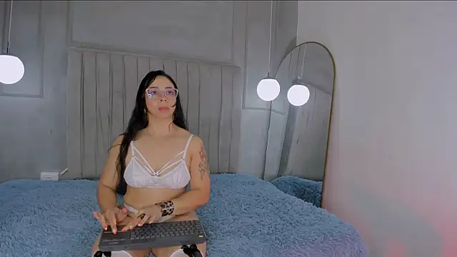 ROSA PINKY online show from October 5, 1:18 am