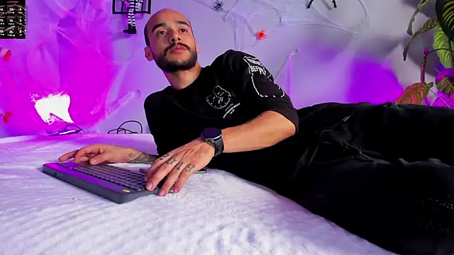 Snapshot of 2_fire chatting on October 31, 9:00 pm 2 fire online show from October 31, 9:00 pm