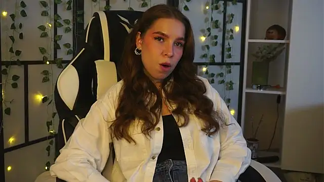 Snapshot of ToniaRoehr chatting on October 8, 5:35 pm ToniaRoehr online show from October 8, 5:35 pm