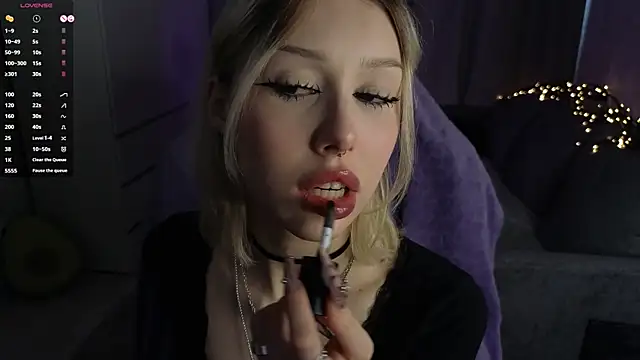 Snapshot of Alice_L0 chatting on October 7, 8:15 am Alice L0 online show from October 7, 8:15 am