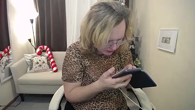 Snapshot of VestaWoody chatting on November 29, 8:14 am VestaWoody online show from November 29, 8:14 am