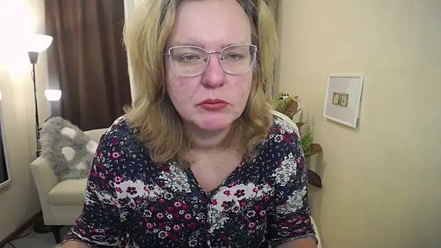 Snapshot of VestaWoody chatting on November 13, 7:01 am VestaWoody online show from November 13, 7:01 am